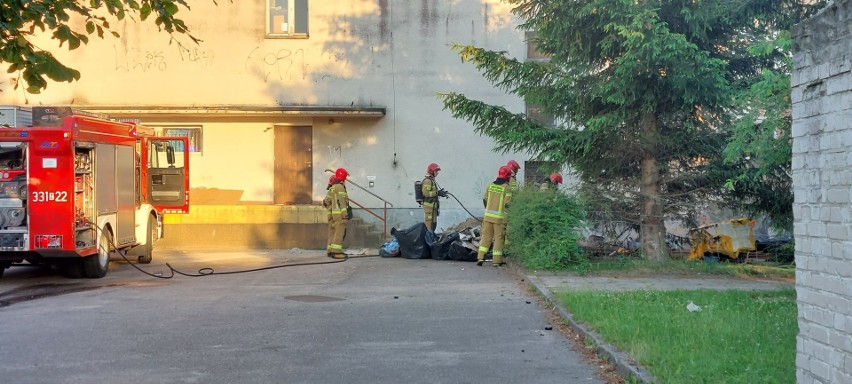 Pożar przy ulicy Staszica w Koszalinie. Paliły się śmieci [ZDJĘCIA]