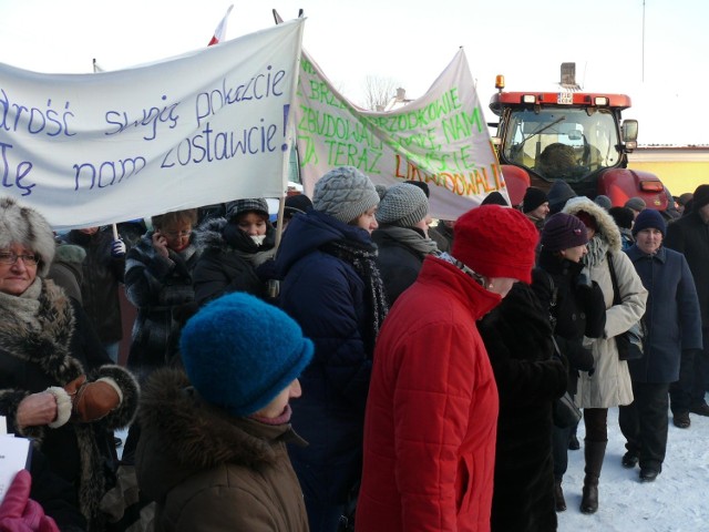 W piątek rano przed Urzędem Gminy w Wodzisławiu zebrała się liczna grupa mieszkańców protestująca przeciwko przekazaniu ich szkoły w ręce fundacji.