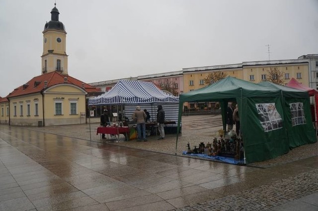 Przed miesiącem Rynek Staroci zalewały fale deszczu