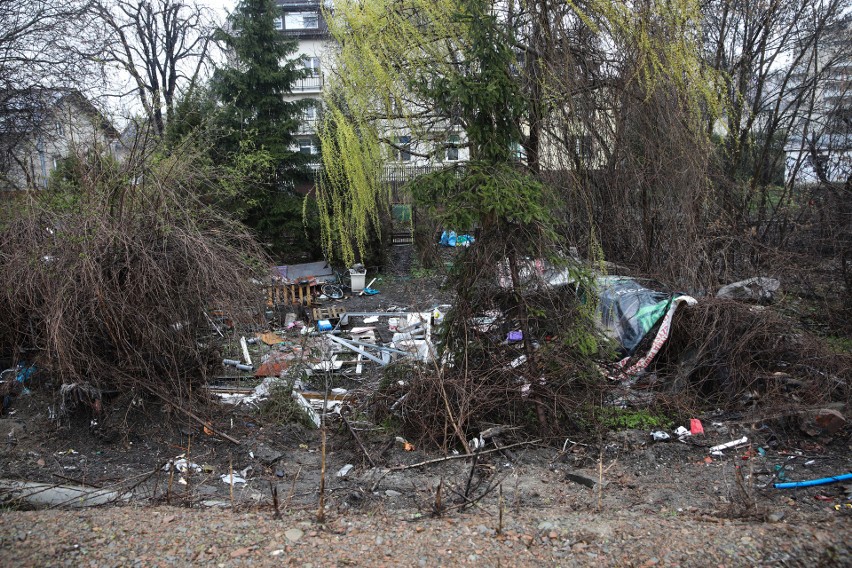 Takie widoki czekają na pasażerów wjeżdżających do Krakowa...