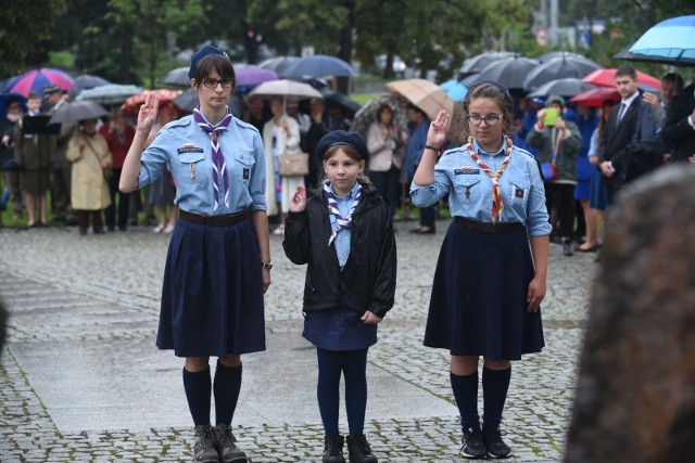 Oficjalne uroczystości z okazji 78. rocznicy wybuchu II wojny światowej odbyły się pod pomnikiem „Ku czci poległych i pomordowanych przez hitlerowskiego najeźdźcę w latach 1939-1945” przy al. Św. Jana Pawła II. Pod obeliskiem m.in. złożono kwiaty z honorami wojskowymi, a także odbył się koncert Orkiestry Wojskowej z Torunia.Zobacz także: Wielki klon spadł na dom przy ul. Rudackiej