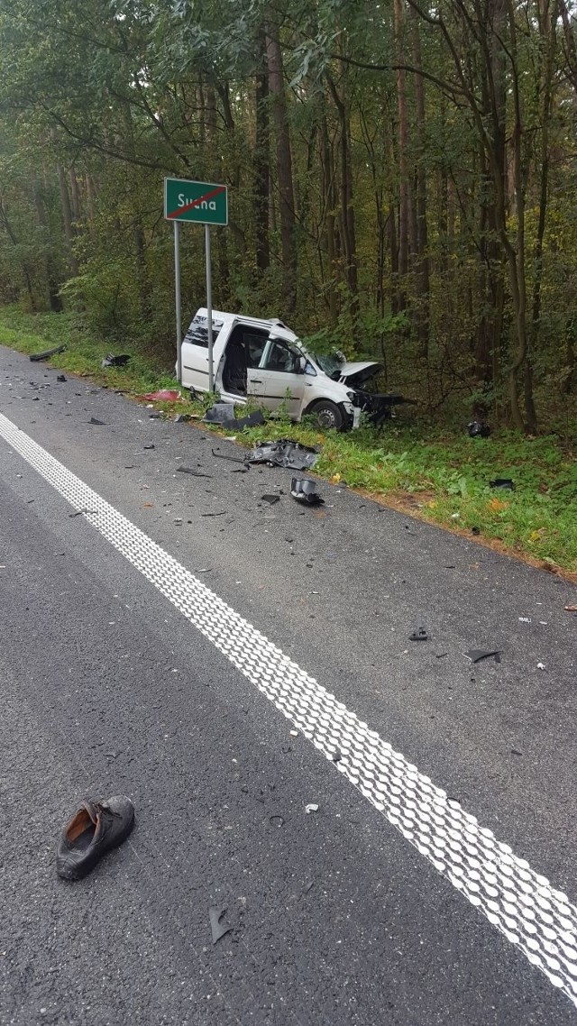 Wypadek na DK94. Ciężarówka zderzyła się z volkswagenem caddy. Zginął 36-letni kierowca VW.