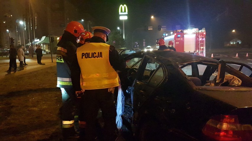 Groźny wypadek na rondzie Inwalidów. Ciężko ranny obywatel...