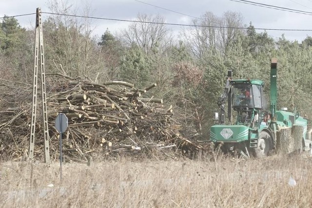 Na południowym odcinku S14 trwają przygotowania do prac budowlanych. Fragment północny czeka jeszcze na wyłonienie wykonawcy.Jest szansa na rozstrzygnięcie przetargu na projekt i budowę odcinka drogi S14 od węzła Teofilów do miejscowości Słowik. To zachodnia obwodnica Łodzi. Otwarcie ofert w przetargu miało miejsce w kwietniu. Oferowane kwoty przekraczały budżet na tę inwestycję. Generalna Dyrekcja Dróg Krajowych i Autostrad przesunęła część niewykorzystanych pieniędzy, aby rozstrzygnąć przetarg na S14.Czytaj na kolejnym slajdzie