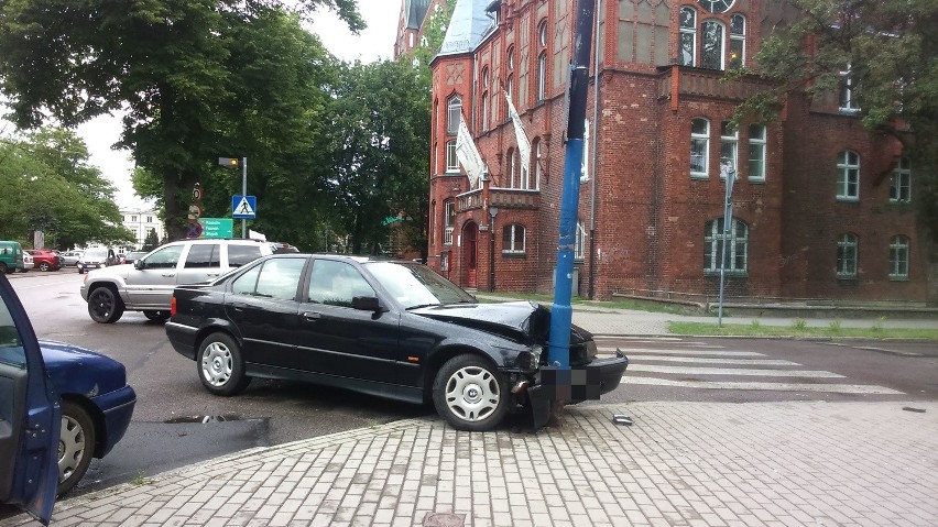 Centrum Szczecinka. BMW prosto w latarnię (zdjęcia)