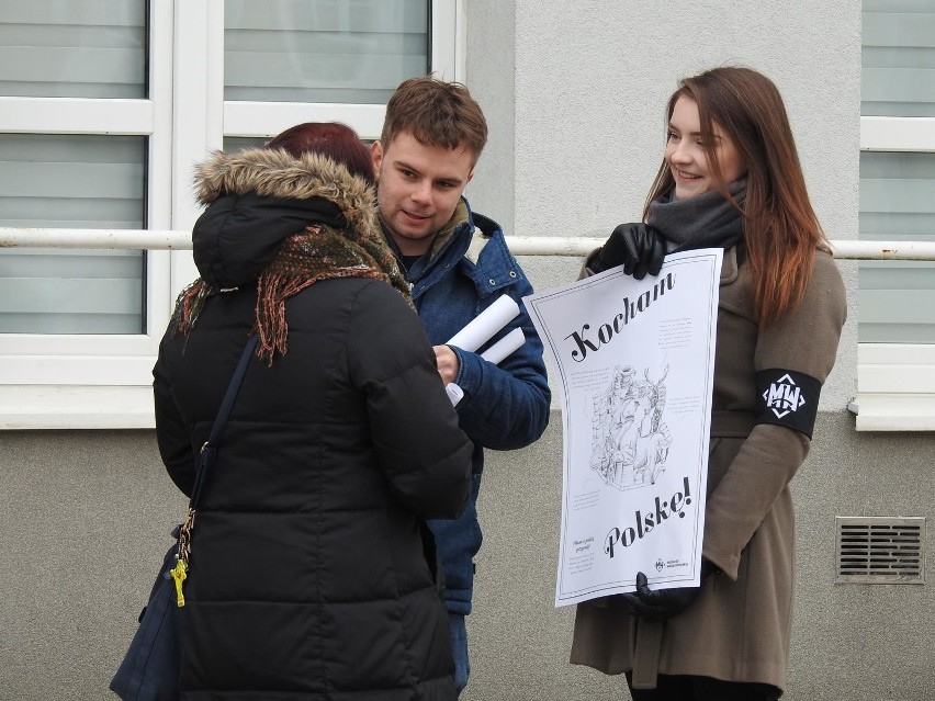 Młodzież Wszechpolska rozdawała plakaty.