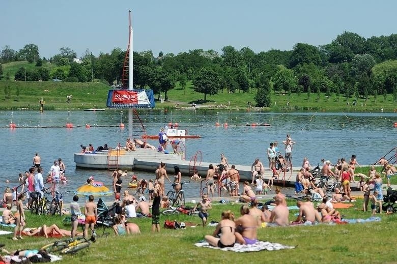 W upalne weekendy nad poznańskimi jeziorami zbierają się...