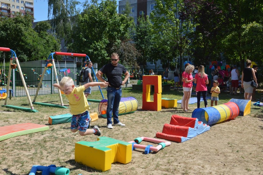 Sportowa zabawa dzieci i rodziców w ostrowieckim przedszkolu „Pajacyk”