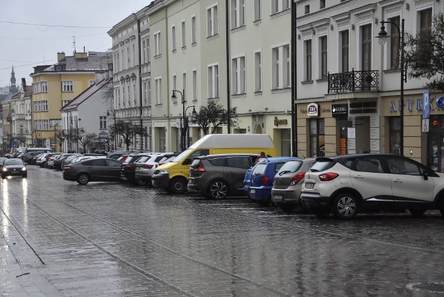 Parkingi w centrum miasta są niemal całymi dniami w pełni obłożone. Miasto planuje budowę dużego obiektu na 380 samochodów, ale nie wie jeszcze, gdzie mógłby powstać.