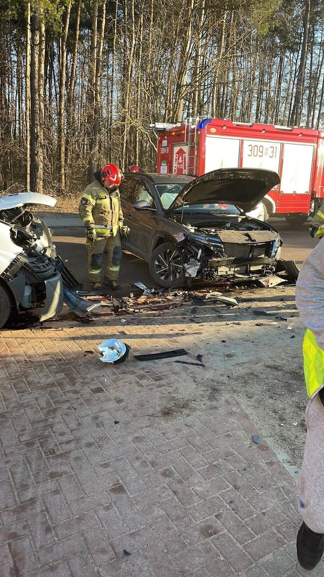 Wypadek w Dobrzyniewie Dużym. Samochód dostawczy zderzył się z samochodem osobowym