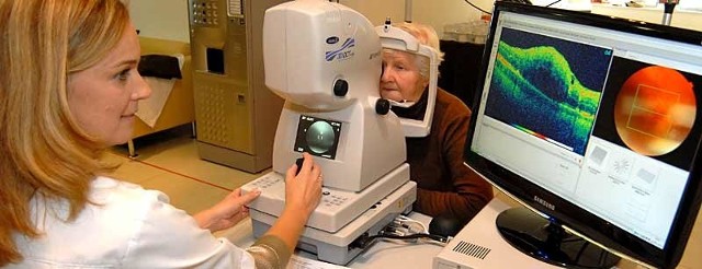Okulistka Katarzyna Rusin-Kaczorowska wykonuje tomografię plamki żółtej siatkówki oka.