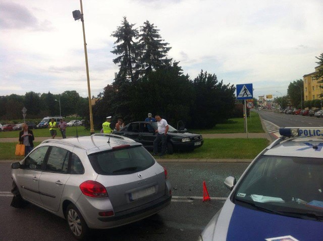 Do wypadku doszło na skrzyżowaniu ul. Krakowskiej z Okulickiego. Dwa pasy są zablokowane, kierowcy jadący w kierunku Krakowa powinni liczyć się z utrudnieniami.