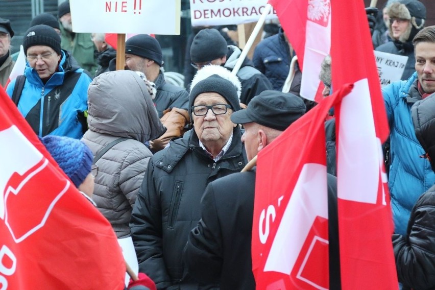 Protest w Kielcach przeciwko rządowi: -  To już przechodzi wszelkie granice