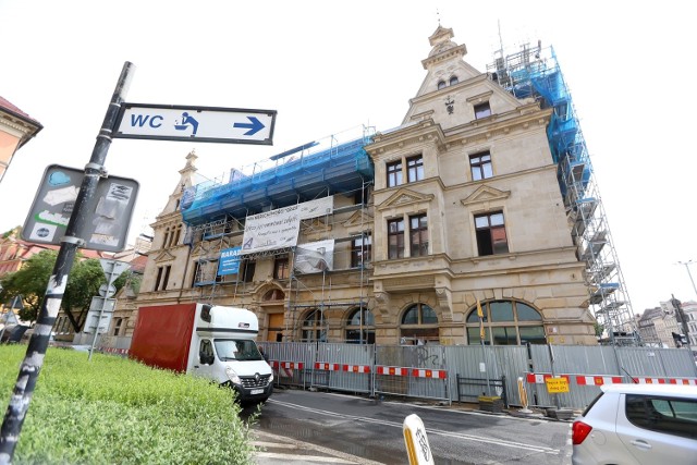 Gmach znajduje się przy ulicy Gepperta 4 we Wrocławiu. Od lat 70. do 2013 roku był siedzibą PKO Banku Polskiego.