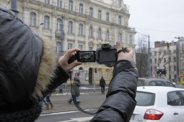 Pan Roman znów fotografuje kierowców.