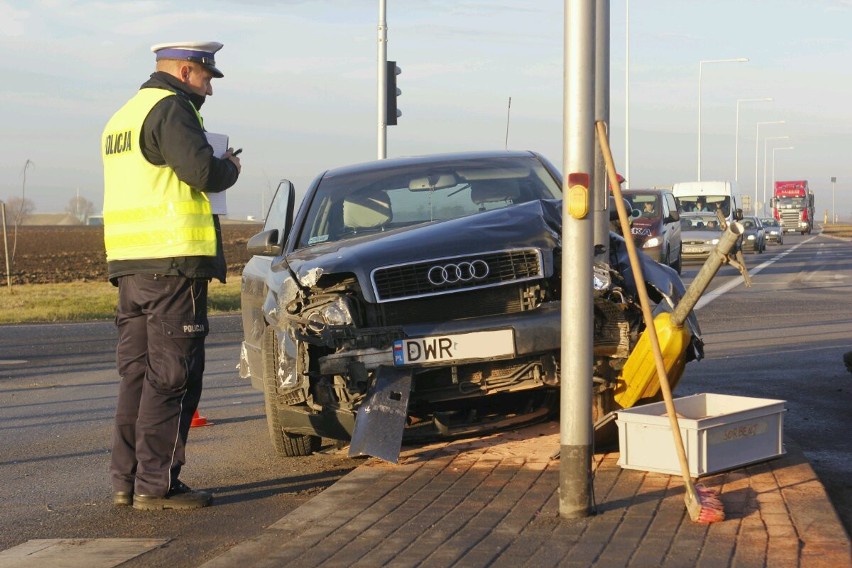 Wypadek na zjeździe z AOW. Audi uderzyło w słup (ZDJĘCIA)