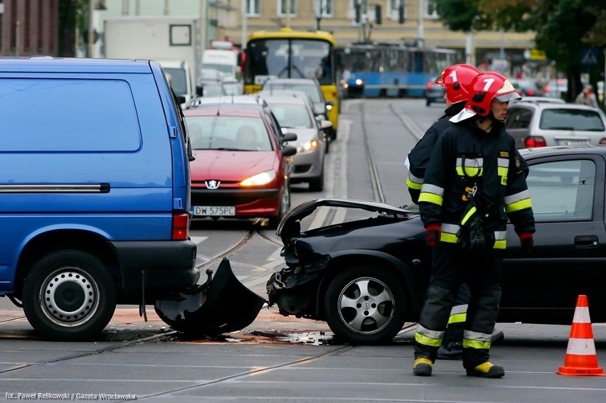 Wrocław: Zderzenie aut na skrzyżowaniu Podwala z Sądową. Są duże utrudnienia