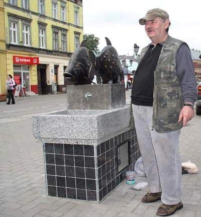 Przy rzeźbie upiększającej zdrój pracuje artysta plastyk Wiesław Adamski.
