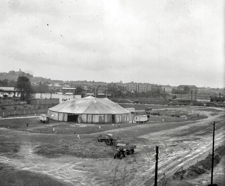 W tym miejscu powstała Hala Widowiskowo-Sportowa na ulicy Żytniej. Zdjęcie z okresu 1952-1962.