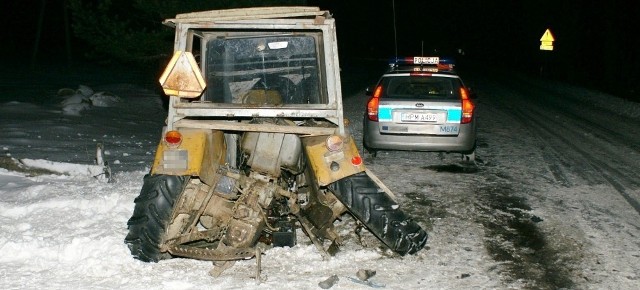 Nieoświetlony ciągnik stał w poprzek drogi.