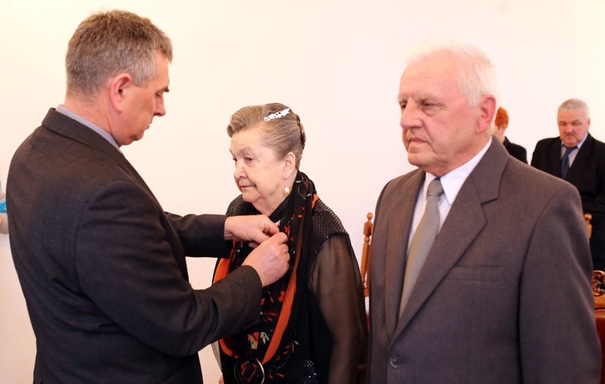 Irena i Stanisław Sobczykowie odebrali wczoraj medale nadane...