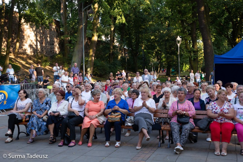 COOLturalne Wakacje 2019 w Stargardzie. Mieszkańcy na koncercie "Rok Moniuszkowski" w teatrze letnim [ZDJĘCIA]