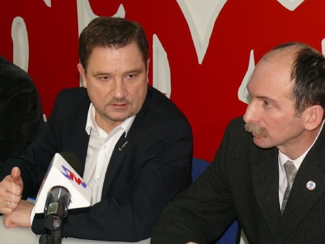 Piotr Duda na konferencji w Stalowej Woli, z prawej przewodniczący regionalnej "Solidarności&#8221; Andrzej Kaczmarek.