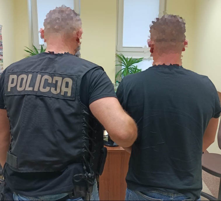 Ukradł dodge’a w gminie Rzekuń, został zatrzymany w Warszawie. 40-latek z zarzutem kradzieży. Zdjęcia