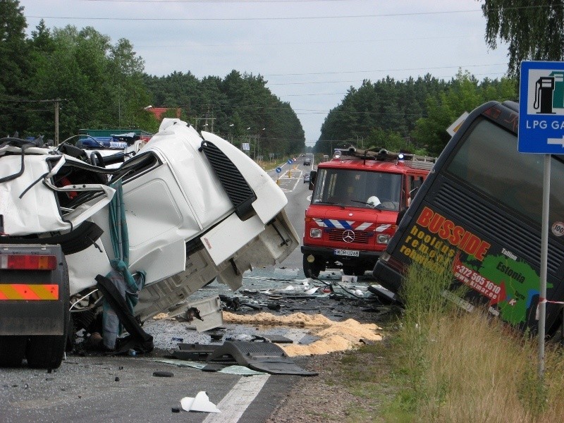 Czolowe zderzenie cysterny z autokarem w Broku