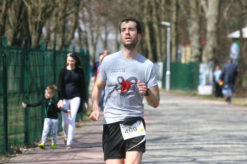 Biegli w niedzielę nad Zalewem Zemborzyckiem. To ostatni bieg z cyklu "Cztery Dychy do Maratonu" [DUŻO ZDJĘĆ]