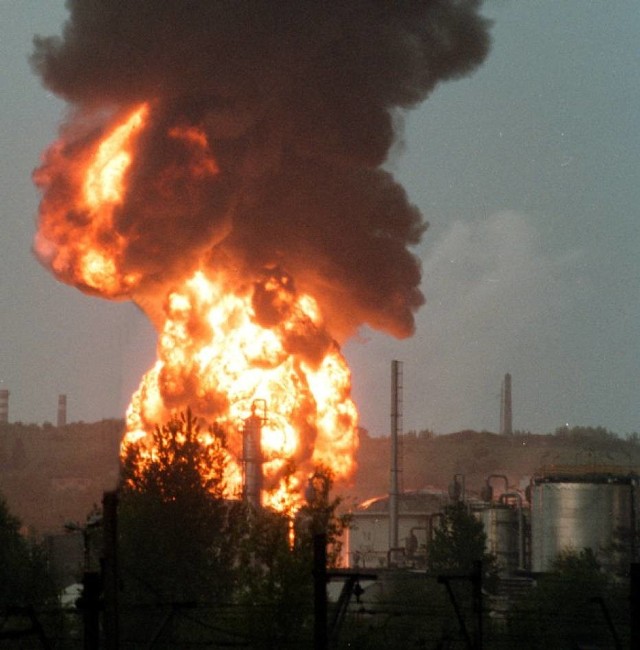 Była sobota 26 czerwca 1971 roku. Około 17.00 w rejonie Czechowic-Dziedzic pojawiła się burza. Na terenie tamtejszej rafinerii trwało akurat przetaczanie ropy ze zbiornika na oddział destylacji. Mimo burzy nie przerwano przetaczania - obowiązujące przepisy wewnętrzne nie przewidywały tego. Nagle o 19.50 w jeden ze zbiorników uderzył piorun. I rozpoczęło się piekło.