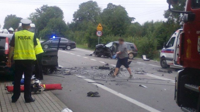 Na DK 6 miedzy Słupskiem a Lęborkiem doszło do groźnego wypadku. Zderzyły się dwa samochody osobowe.