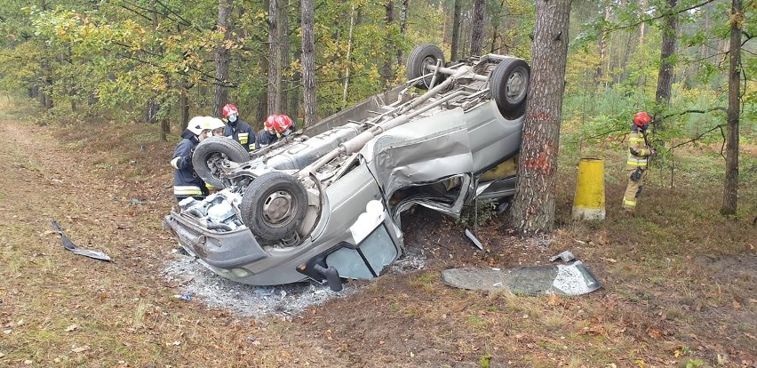 Wypadek koło Zaklikowa. Samochód dachował w rowie, kierowca wydmuchał 2,5 promila alkoholu (ZDJĘCIA)