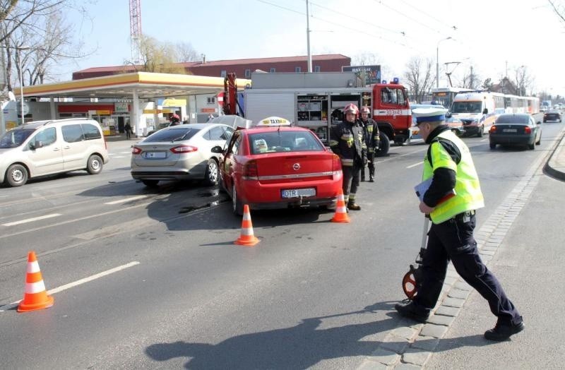 Wypadek na Krakowskiej, taksówka zderzyła się z fordem