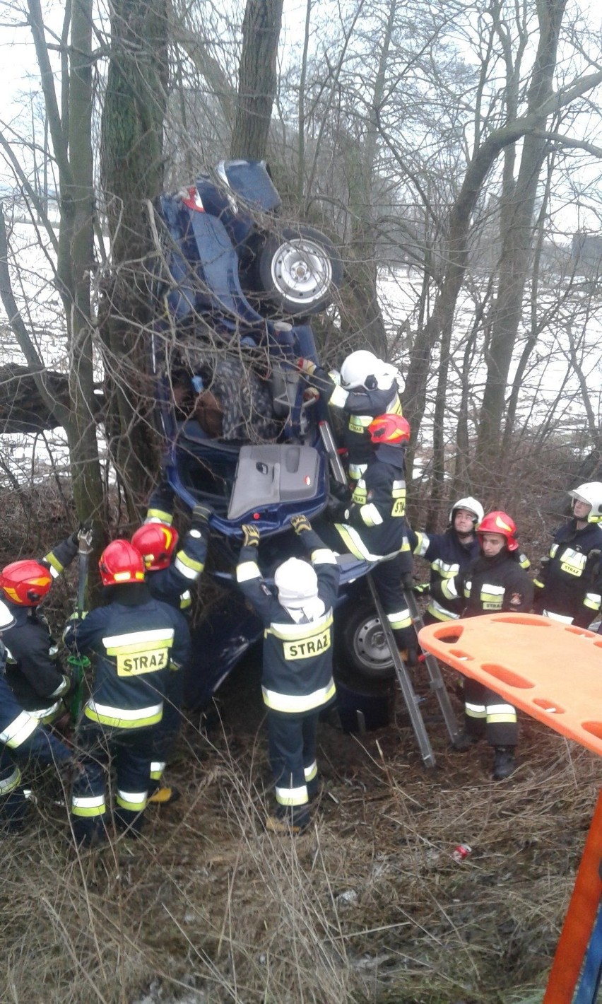 Wypadek w Otorowie. Strażacy wydobyli uwięzioną kobietę [zdjęcia]