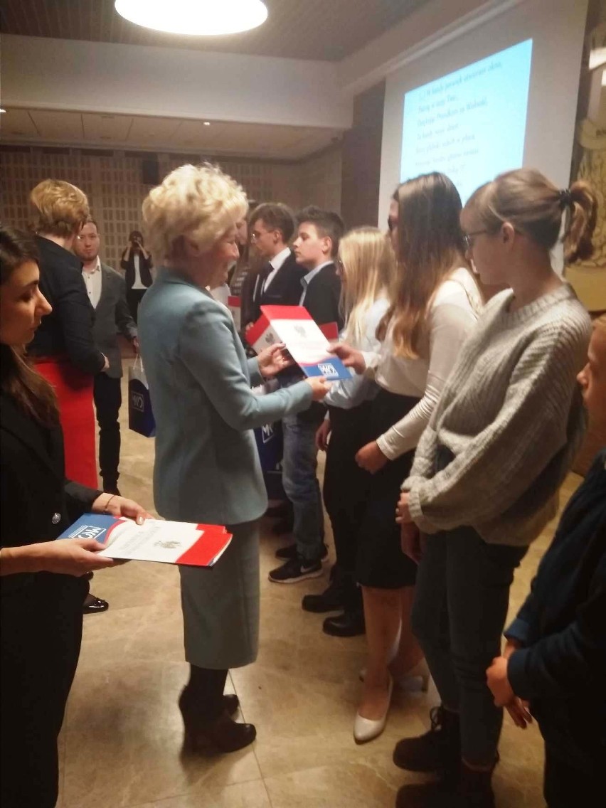 Uczennica kl. III klasy gimnazjalnej w „Kolorowej Szkole” w Ostrołęce otrzymała wyróżnienie w konkursie "Kartka dla Niepodległej”