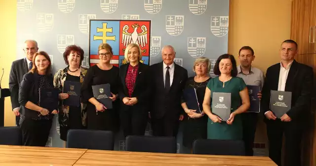 Wspólne zdjęcie beneficjentów dofinansowań unijnych, którzy podpisywali w piątek umowy w Urzędzie Marszałkowskim.
