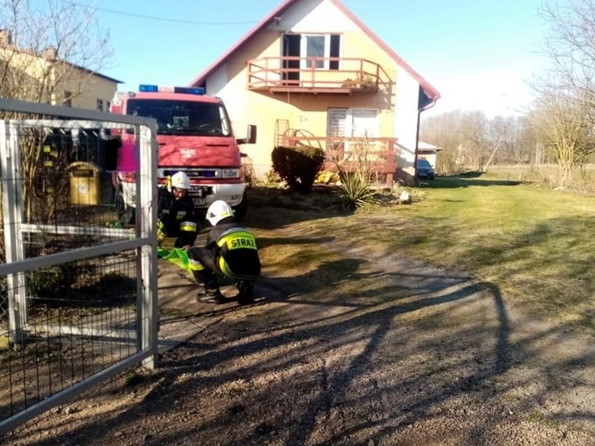 Pożar w Bolechowicach. Paliło się poddasze domu jednorodzinnego. Jedna mieszkanka była poszkodowana