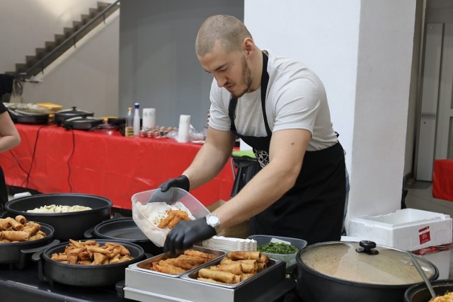 Apel do łasuchów: nie wyjeżdżajcie w ten weekend z Torunia! Odbędzie się tu Festiwal Smaków Świata i Festiwal Azjatycki. Będzie też kulinarny piknik przed Młynem Wiedzy oraz wiele innych atrakcji. Zobaczcie, gdzie warto wybrać się w najbliższy weekend w Toruniu.