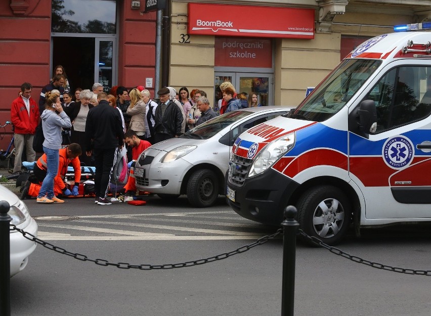 Wypadek w Piotrkowie. 19-letni kierowca potrącił pieszą i rowerzystę [ZDJĘCIA]