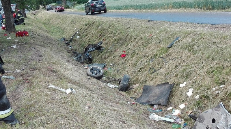 Renault z niewyjaśnionych przyczyn uderzył bokiem w...