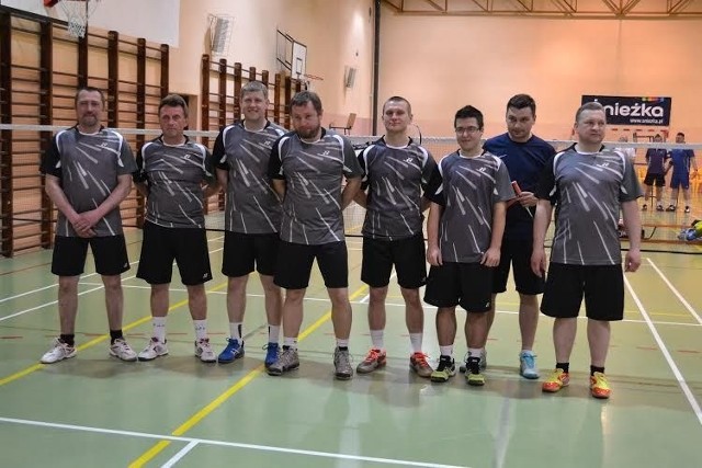 Nowodębscy weterani i amatorzy na kortach w Straszęcinie, od lewej: Jacek Tomasiewicz, Adam Bunio, Grzegorz Ordon, Rafał Lewandowski, Mateusz Bajda, Mateusz Piekarz, Damian Bieleń i Andrzej Kołodziej.