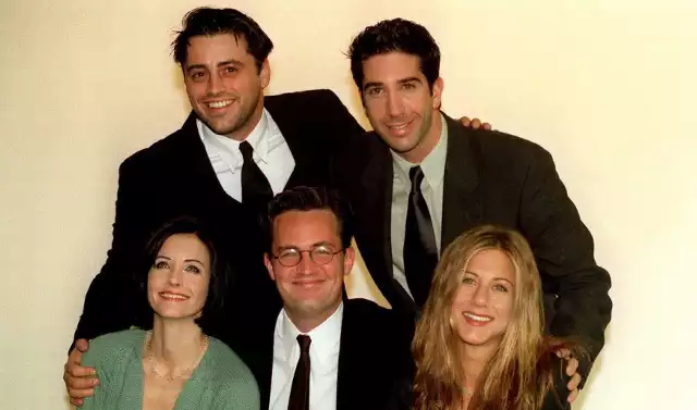 Filmowi "Przyjaciele" w 1998 r. Od lewej: Matt Le Blanc, David Schwimmer, Courteney Cox, Matthew Perry i Jennifer Aniston. Za maską uśmiechniętego człowieka skrywał się dramat osoby uzależnionej