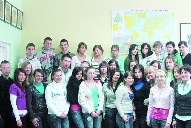 Anna Kossakowska (pierwsza z prawej na dole) ze swoimi wolontariuszami