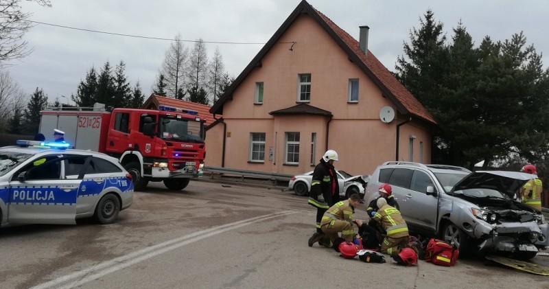 Wieliczki. Groźny wypadek. Czołowe zderzenie na łuku drogi. Sprawca uciekł, ale dzień później sam się zgłosił na policję (zdjęcia)