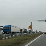 Na autostradzie A1 pod Częstochową dachowała osobówka. Służby na miejscu. Duże korki. ZDJĘCIA