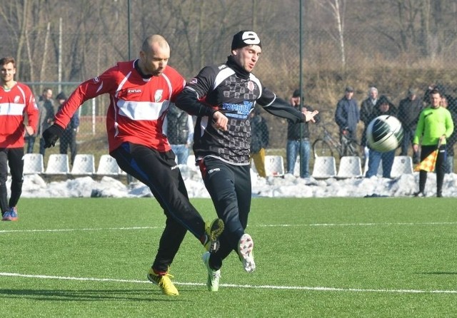 Łukasz Staroń w sparingu zdobył dwa gole, ale więcej mówiło się o błędach piłkarzy ŁKS popełnianych w obronie.