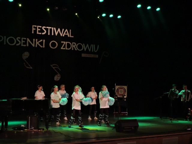 Dzieci ze szkoły w Czarni w występie z cherleaderkami