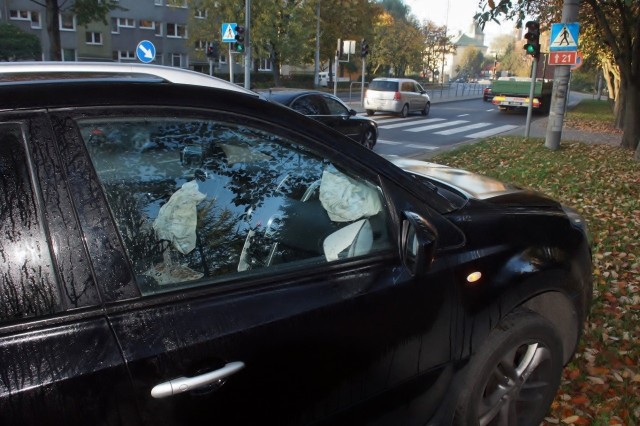 Dzisiaj, przed godz. 9., kierujący osobowym Atosem, jadąc ulicą Garncarską w stronę centrum, zatrzymał się na czerwonym świetle. Za nim jechał kierujący Renaultem, który nie zdążył zahamować i wjechał w tył Hyundaia. W zdarzeniu nikt nie odniósł poważniejszych  obrażeń. 