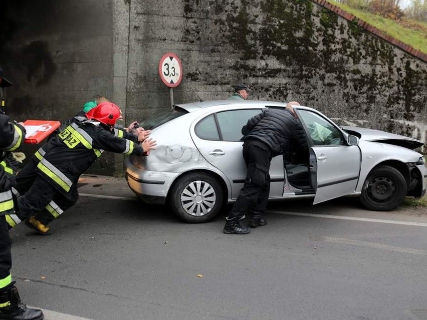 Strażacy pomogli zepchnąć auto na pobocze, by nie blokowało...